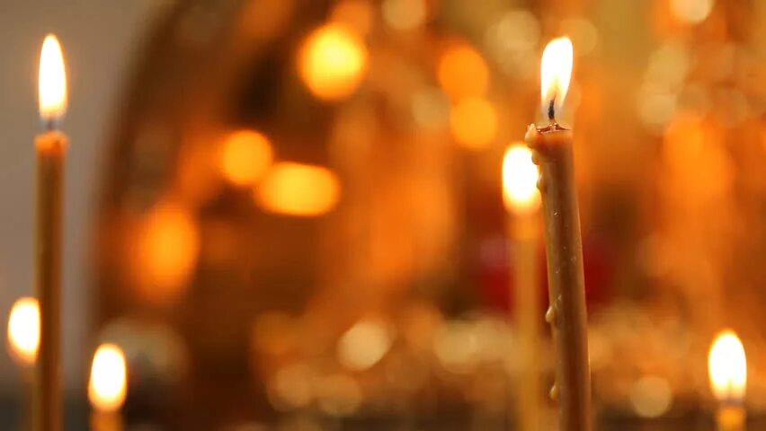 Горящие свечи в церкви. Свечи в храме. Горящие свечи в храме. Боке от свечей в храме. Свеча православная.