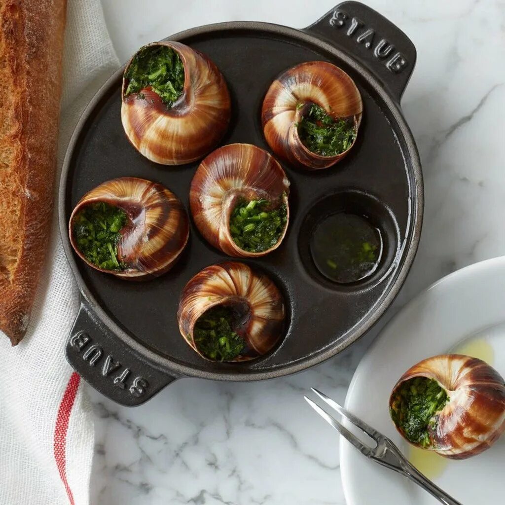 Улитки Эскарго. Эскарго де Бурго́нь. Улитка Виноградная escargots. Улитки Эскарго в ресторане.