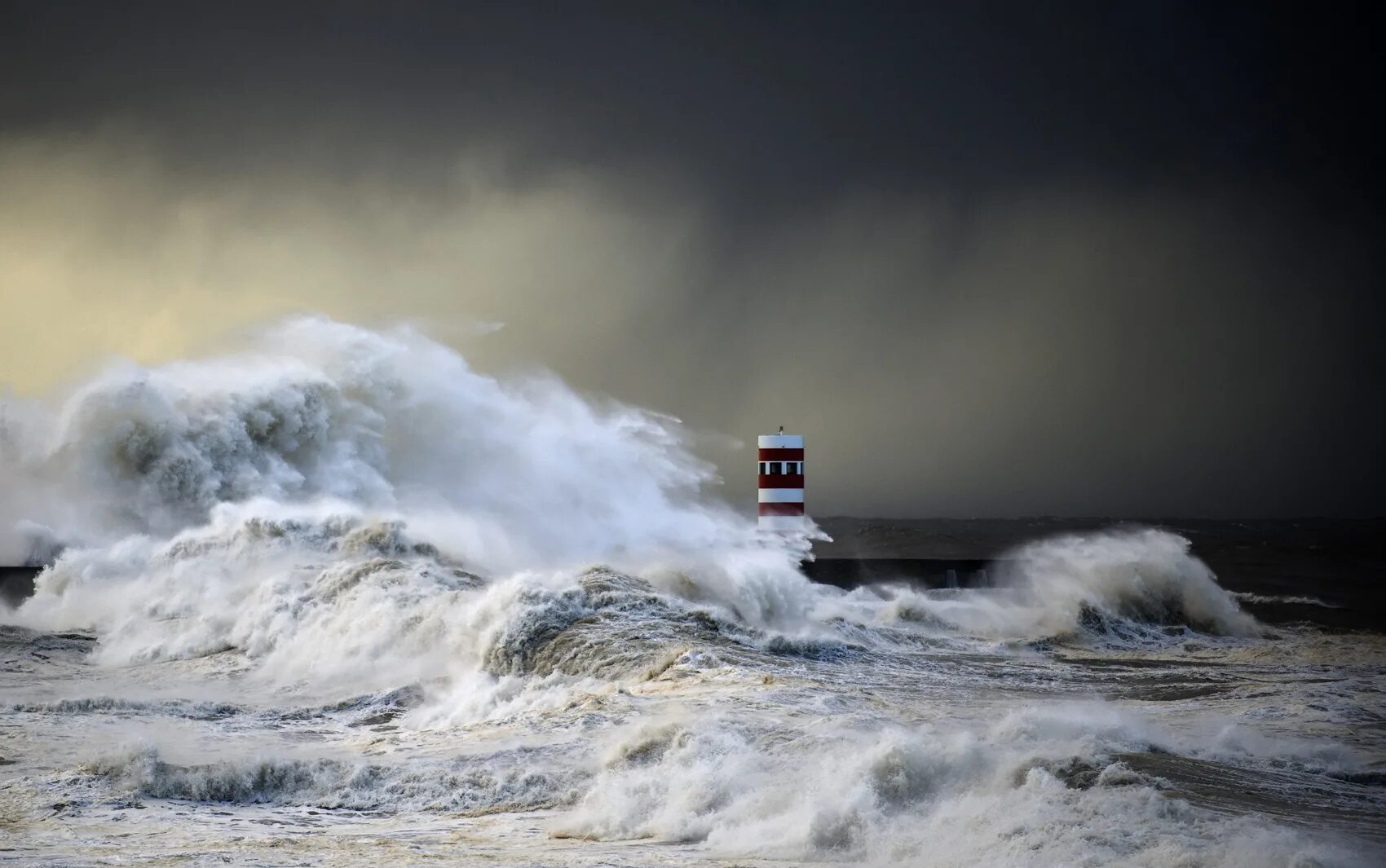 волны разбиваются о камни. бортом к волне. волны о скалы. волнорез на море. океан волны.