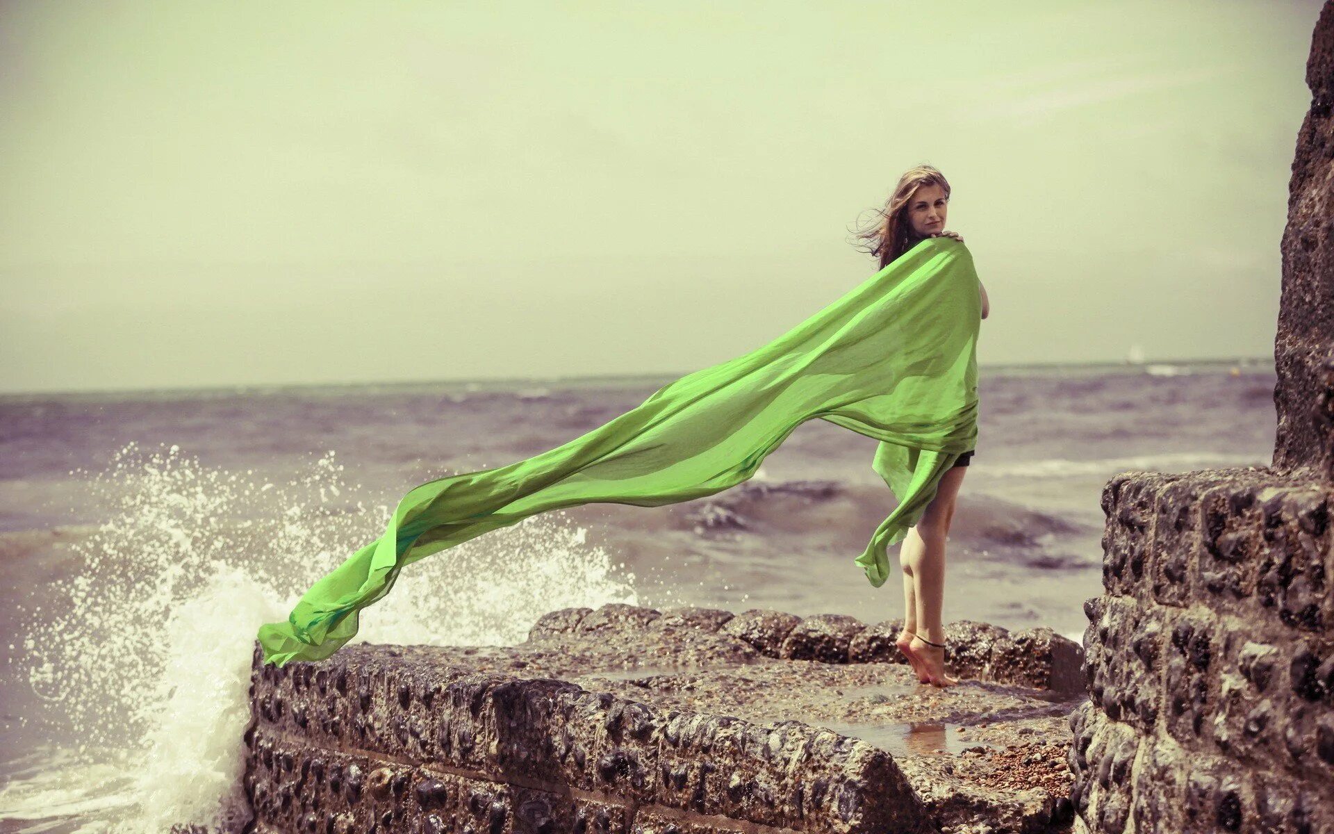 Девушка-море. Фотосессия с тканью. Девушка в зеленом платье. Девушка в платье на ветру.