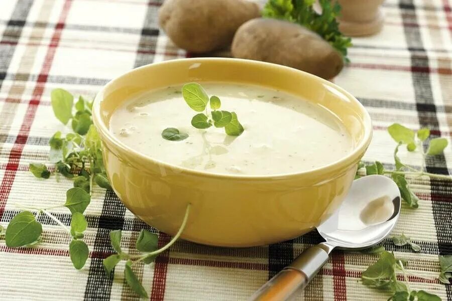 Суп со сливками для ребенка. Пюре из цветной капусты. Декор для супа пюре. Суп пюре с брокколи. Суп-пюре из цветной капусты.