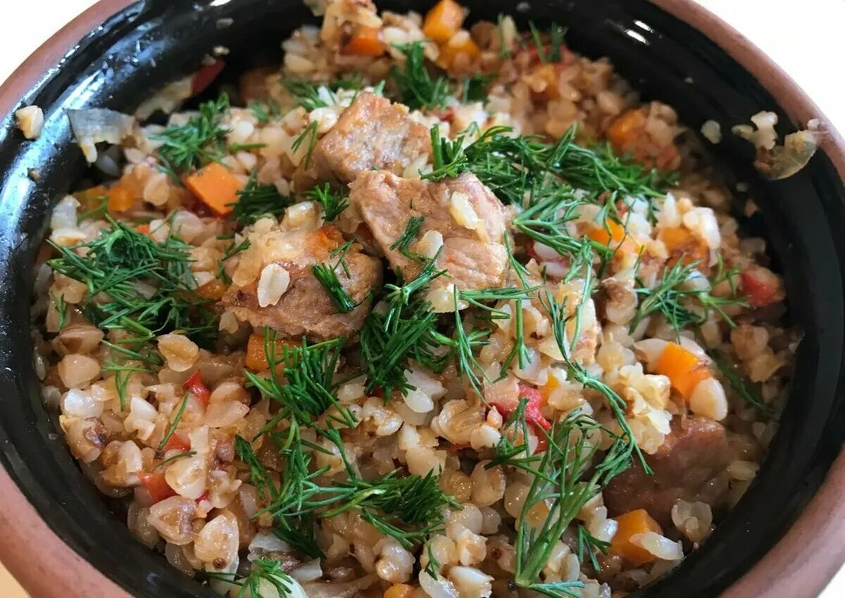 Кухня наизнанку рецепты гречка. Гречка по-купечески в горшочках. гречневая каша с мясом в горшочке. гречка в горшочке в духовке с мясом. гречка с мясом в горшочке.