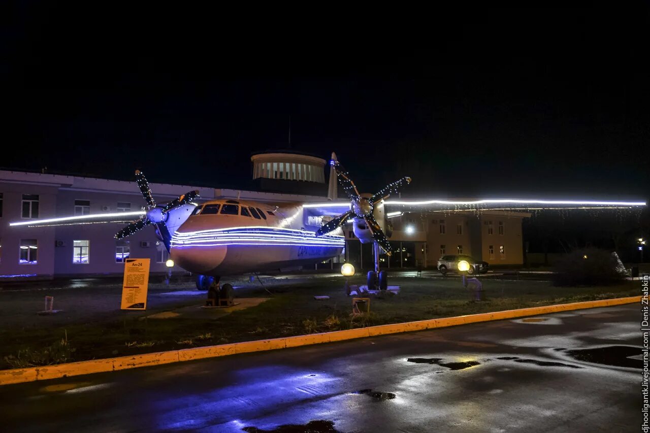 АН 24 ночной аэропорт. Памятник самолет аэропорт Саратов ан24. Аэродром Саратов АН 24. Ночной Саратов аэропорт.