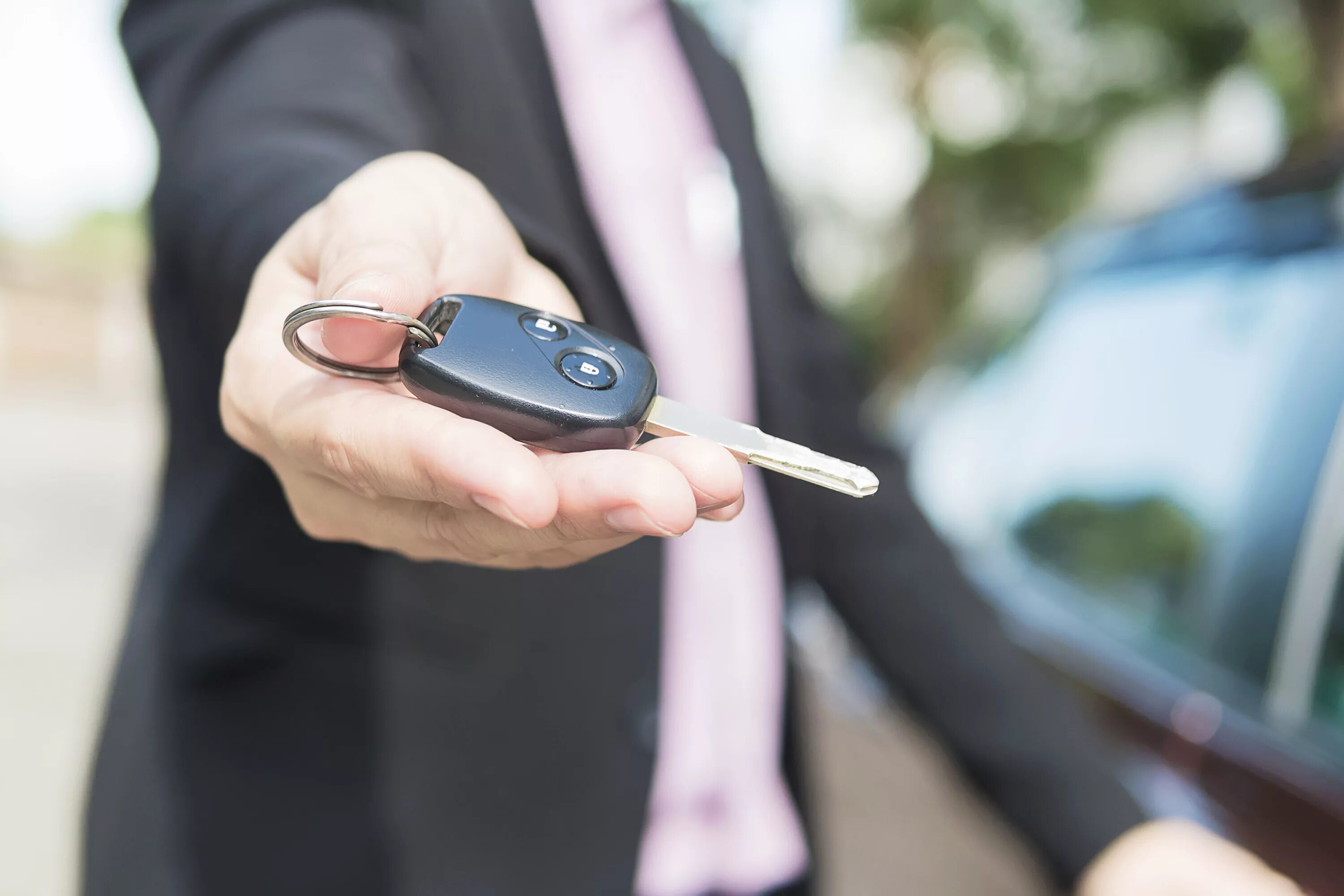 Машина ключи лизинг. Передает ключи от машины. Лизинг или аренда. Ключ от машины и документы.