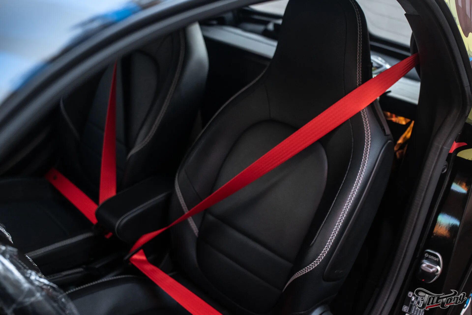 Красные ремни безопасности. Красный ремень безопасности для автомобиля. Машина с красными ремнями. Черный салон красные ремни.