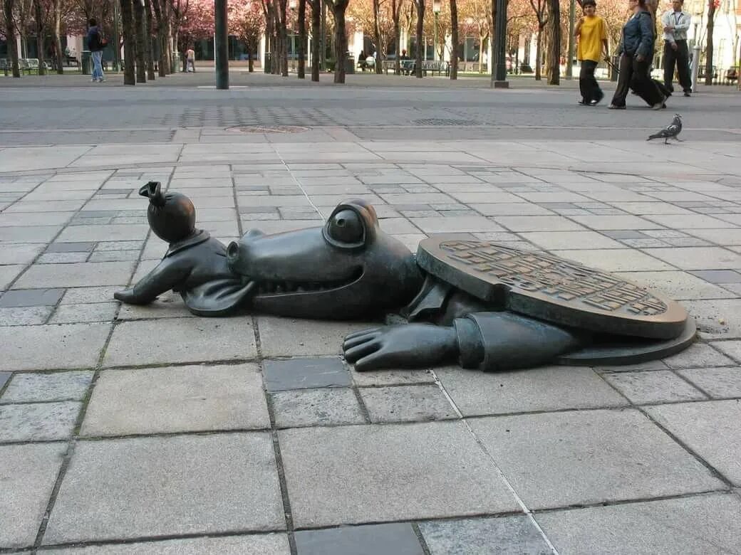 Почему люди создают необычные памятники. Скульптура de Vaartkapoen, Брюссель. Необычные памятники. Необычные скульптуры. Забавные памятники.