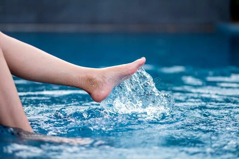 Soak and splash. Ногами разбрызгивает воду. splash feet in the water. splash leg. barefoot women in pool splash.