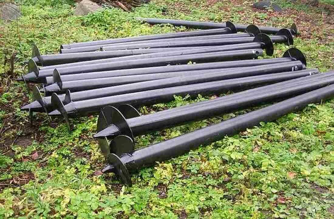 Многовитковые винтовые сваи 76мм. Свайный фундамент для забора. Забор на винтовых сваях. Винтовые сваи под забор. Монтаж комбинированных свай под забор.