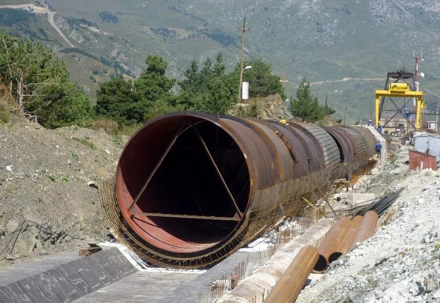 Баксанская гэс напорный водовод. Уравнительный резервуар гэс. Трубопроводы гэс. Плотина трубы. Деривационная гэс баксанская.