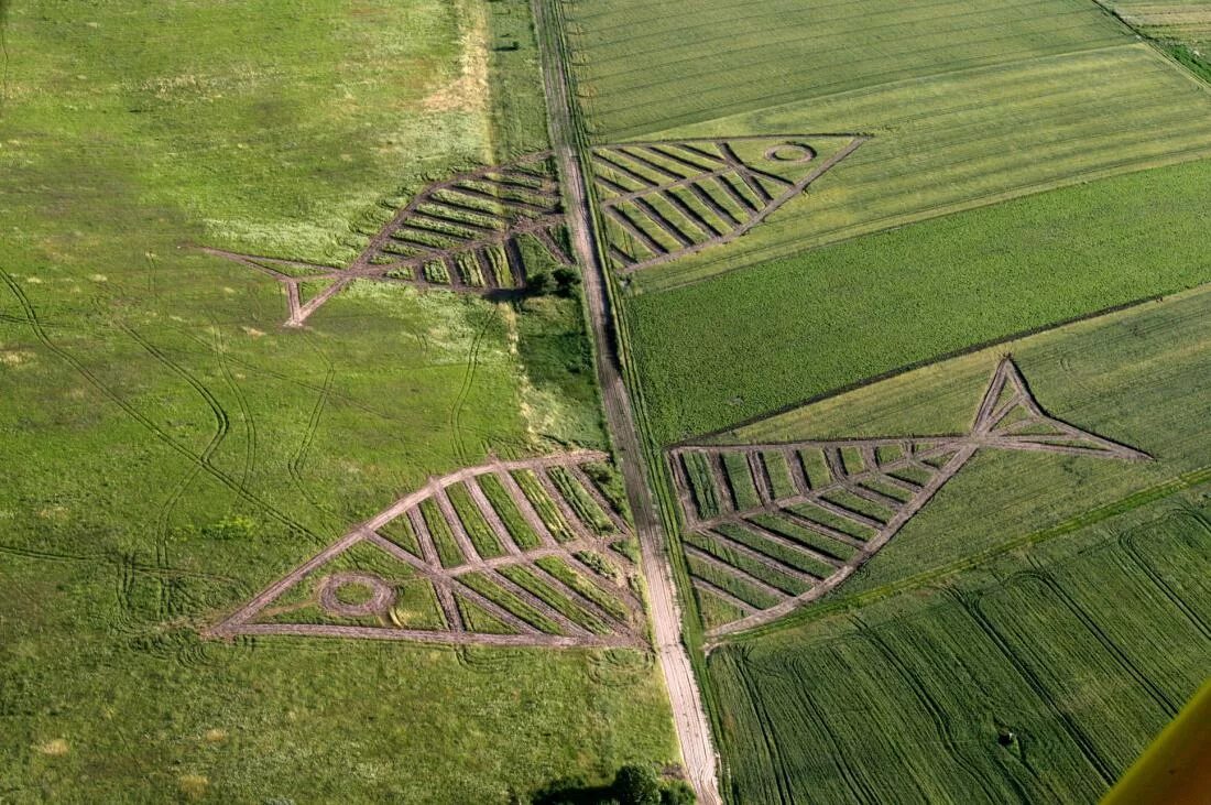 установление государственных границ. между 3 границ. граница между государствами. стол на границе австрии венгрии и словакии. край трех границ.
