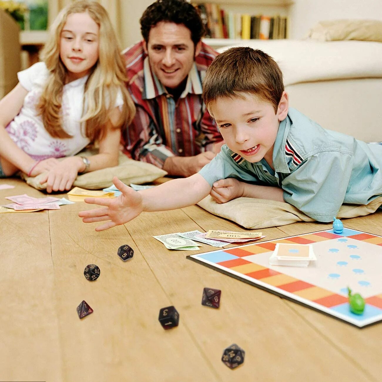 Просто игра семья. Дети играющие в настольные игры. Настольная игра «о семье». Семья играет. Семейные игры с детьми.