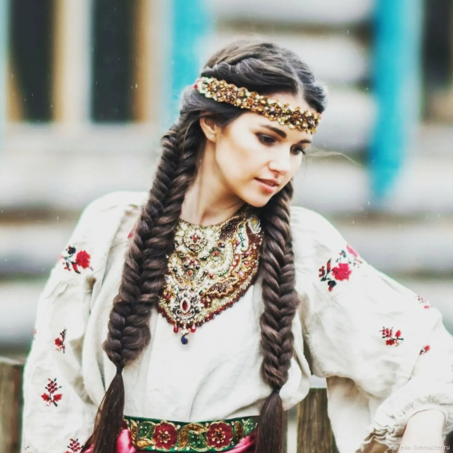 Русская красавица с косой. Василиса краса длинная коса. Косы с вплетенными лентами. Красивая девушка с косой. Длинная коса.
