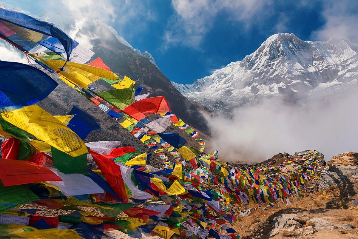 Пестрая страна. Катманду Непал Гималаи. Гималаи Тибет флажки. Национальный парк Аннапурны Непал. Лунгта буддизм.