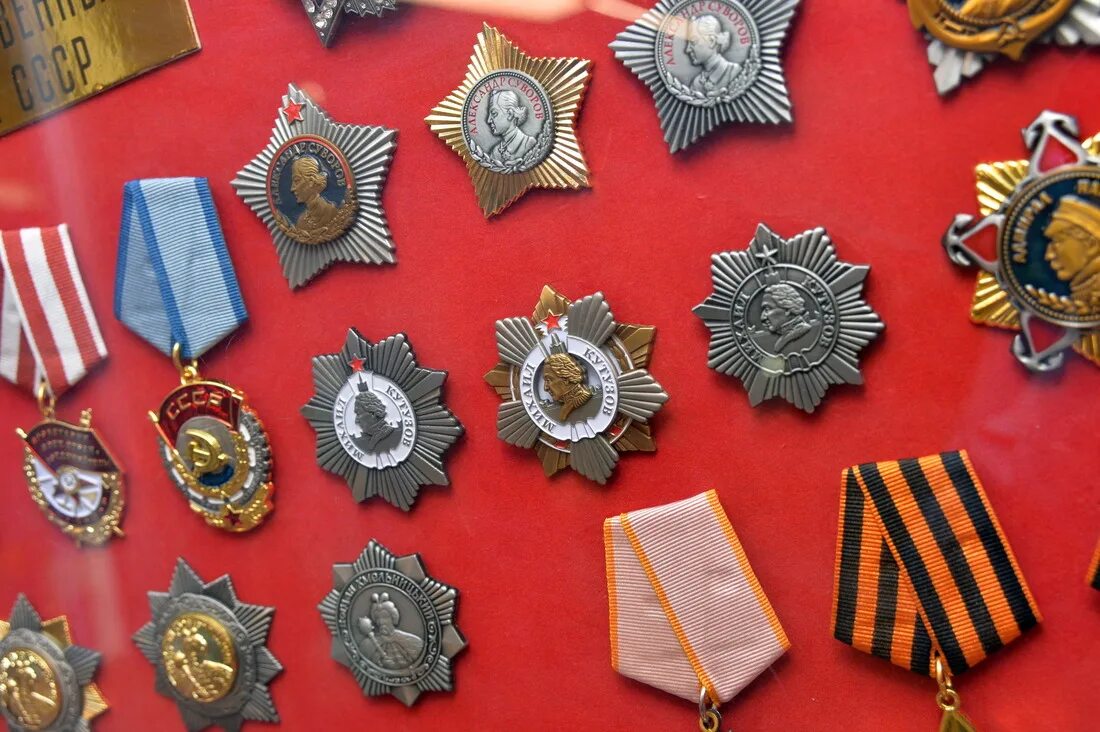 За какие заслуги награждают орденом ушакова. Орден ушакова в наши дни. Орден ушакова российской федерации. Полководческий орден победа. Медаль за оборону киева 1941-1945.