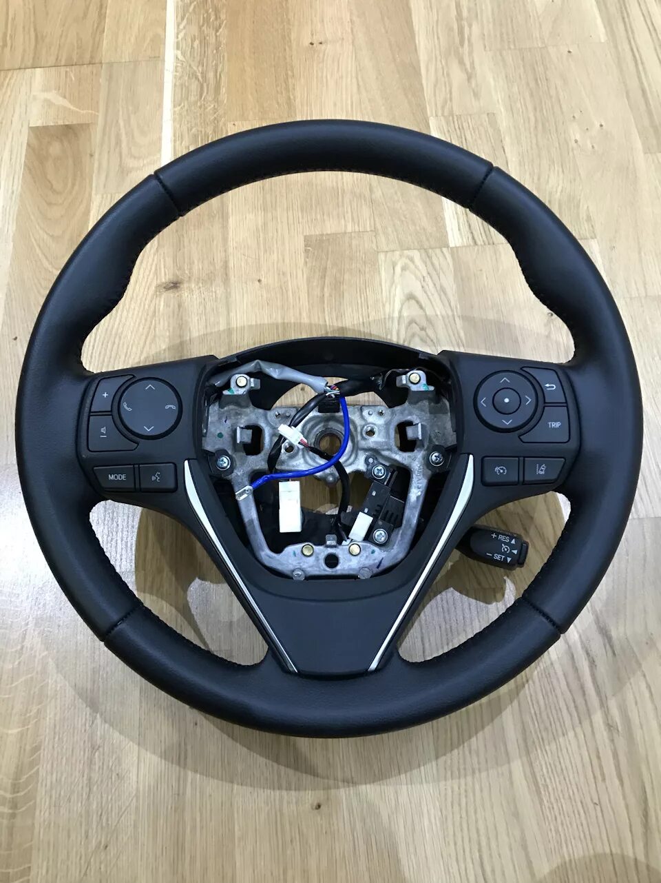 Руль toyota corolla e15. Кнопки руля тойота королла 180. Руль тойота королла 180. Перетянутый руль королла 110. Потертый руль от королла 180.