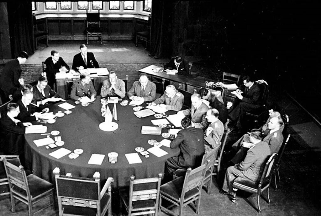 Потсдамская конференция союзников. Потсдамская конференция 1945. Потсдамская конференция (17 июля – 2 августа 1945 г.). Потсдамская конференция. 2 Мировая война. Сталин на Потсдамской конференции.