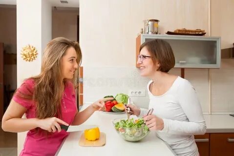 Две девки на кухне