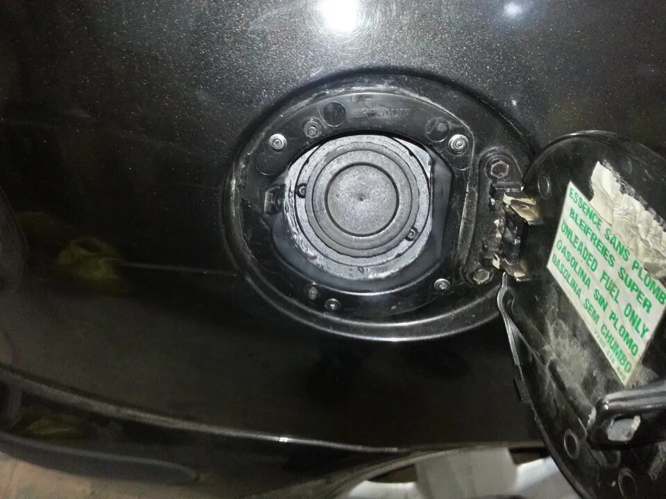 Как снять горловину бензобака рено логан 1 Removal and installation of a cover of the hatch of a bulk pipe of a fuel tank (