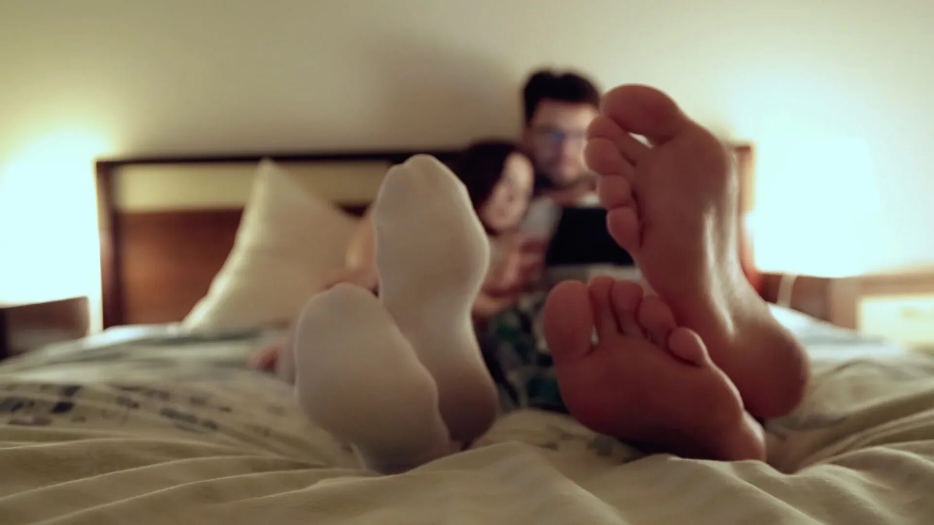 Couples feet. Couple feet. Alpha couple. Поклонение паре feet. Couple texting in Bed скинула ножки.