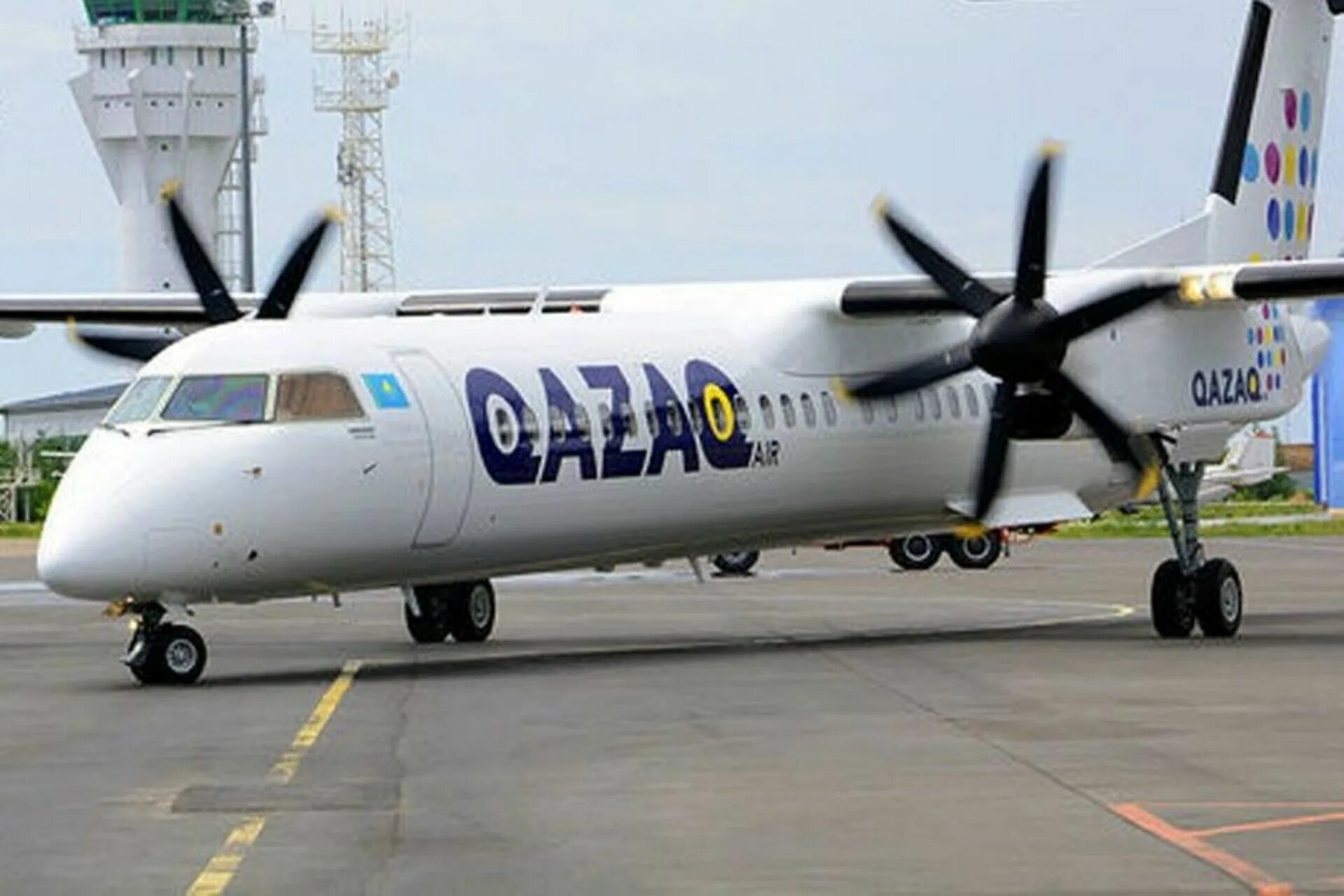 Бомбардье самолет Qazaq Air. Самолёт Бомбардье q400. Казахская авиакомпания Qazaq Air. Dash 8 Qazaq Air.