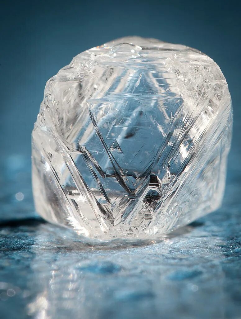 Diamond crystal. Кристал диамонд. Алмаз минерал. Кристалл алмаза. Кристалл Алмаз необработанный.