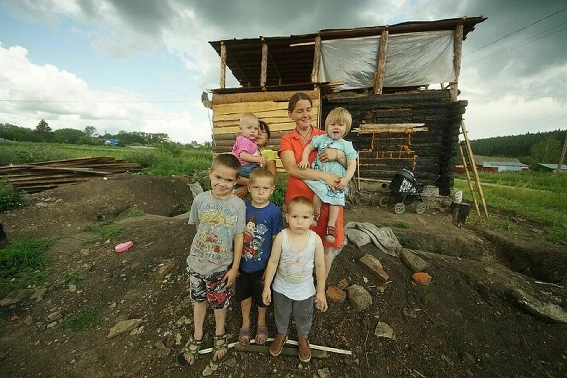 Многодетная семья. Нищие многодетные семьи. Многодетные семьи в глубинке. Многодетная семья в России. Отец с семьей не проживает