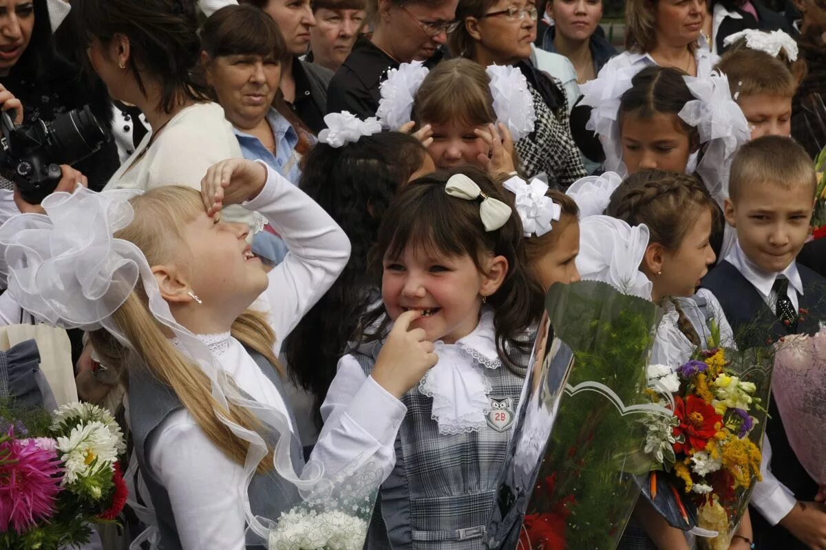 Перенос учебного года. День знаний в России. День знаний фото. Фото 1 сентября день знаний. Много детей на школьной линейке.