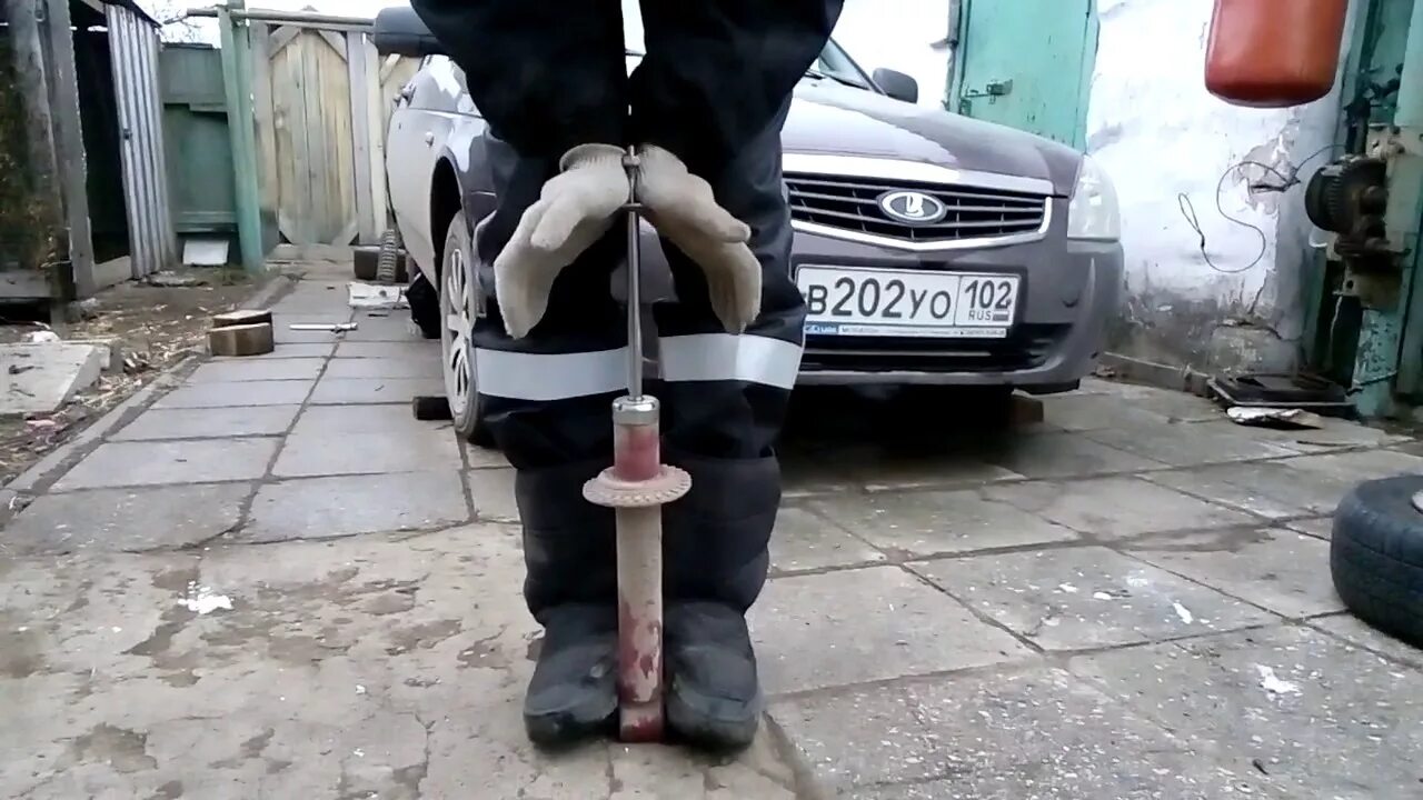Как правильно прокачать стойку амортизатора перед установкой. Прокачка задних амортизаторов. прокачка стоек амортизаторов. восстановление стоек амортизаторов. как правильно прокачать амортизатор перед установкой.