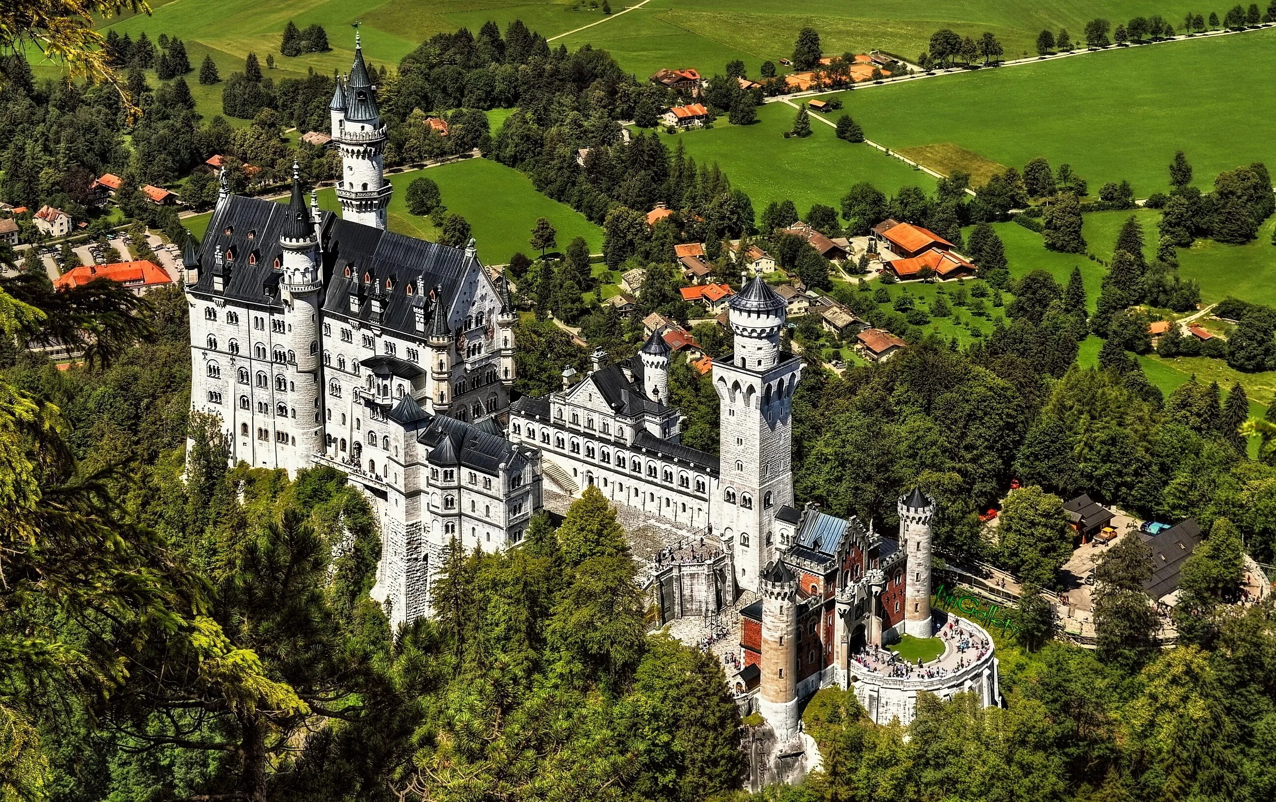 Замок на рабочий стол. Замок Людвига 2 Нойшванштайн. Замок Нойшванштайн Бавария Германия. Замок Нойшванштайн Германия 1920 1080. Замок Нойшванштайн с высоты птичьего полета.