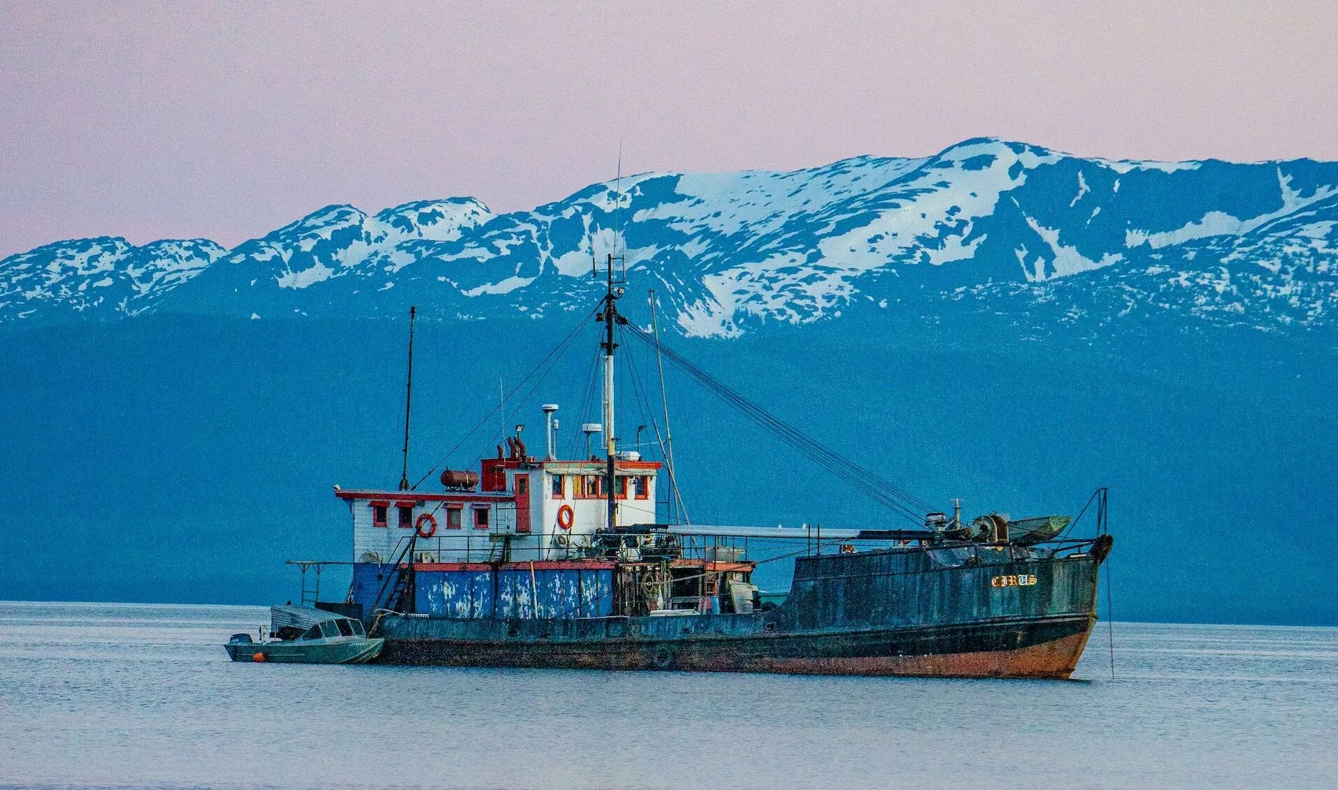 Судовладелец. Юго Восток Аляски. Старое судно. Аляска нефтедобыча.