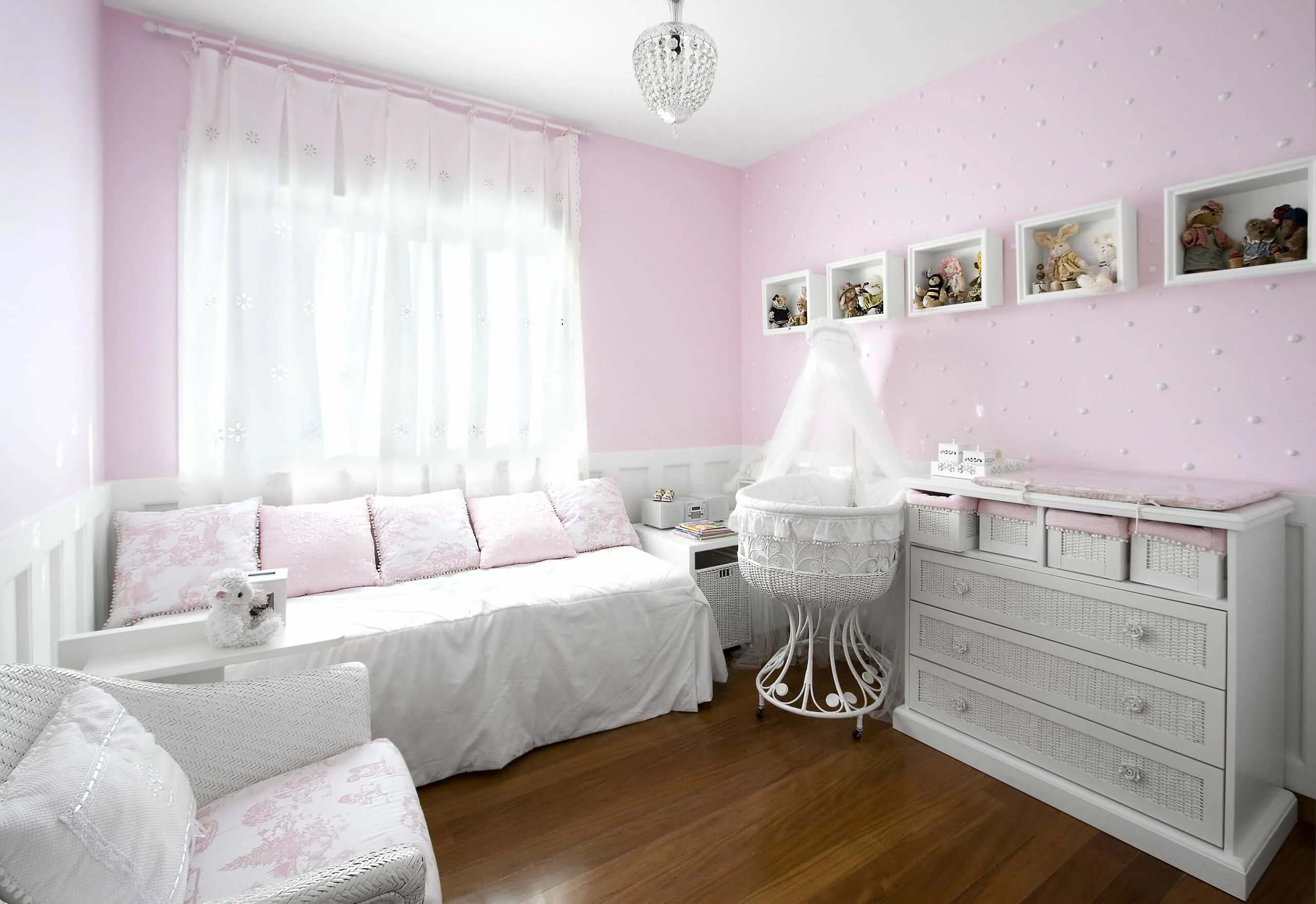 Серо розовая комната. Нежная детская комната для девочки. Комната для девочки в розовых тонах. Розовый в интерьере детской. Детская комната для девочки белая.