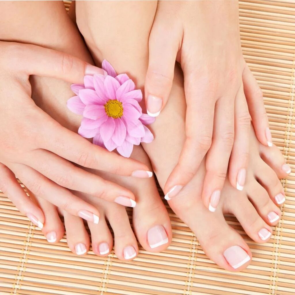 Manicure pedicure. Красивый педикюр. Маникюр и педикюр в одном стиле. Классический маникюр. Педикюр шеллак.