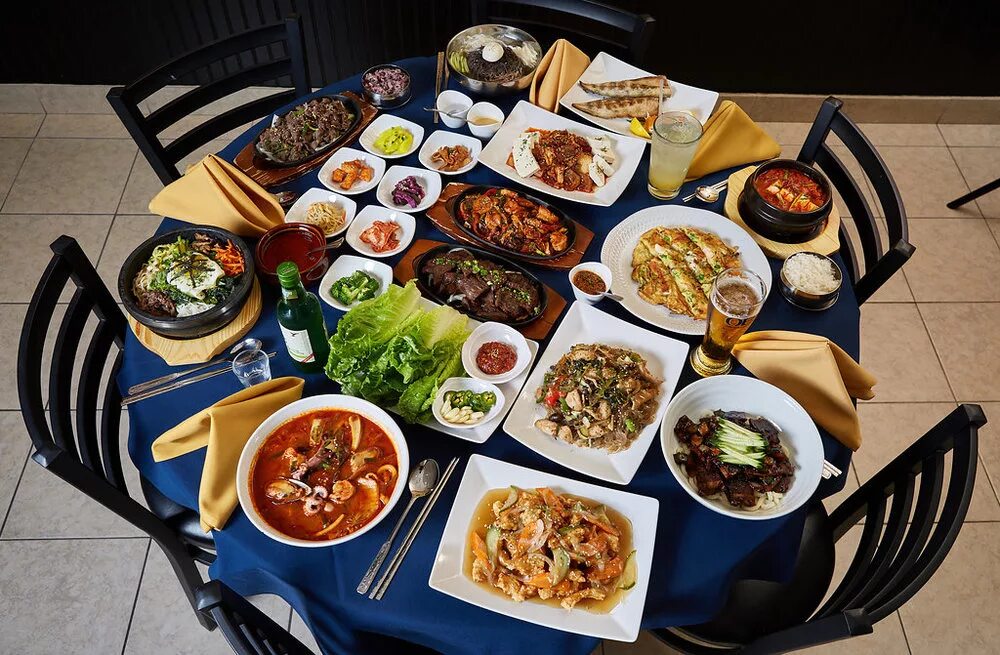 Корейский ужин. Корейский стол с едой. Корейский обеденный стол с едой. Огромный корейский стол с едой.