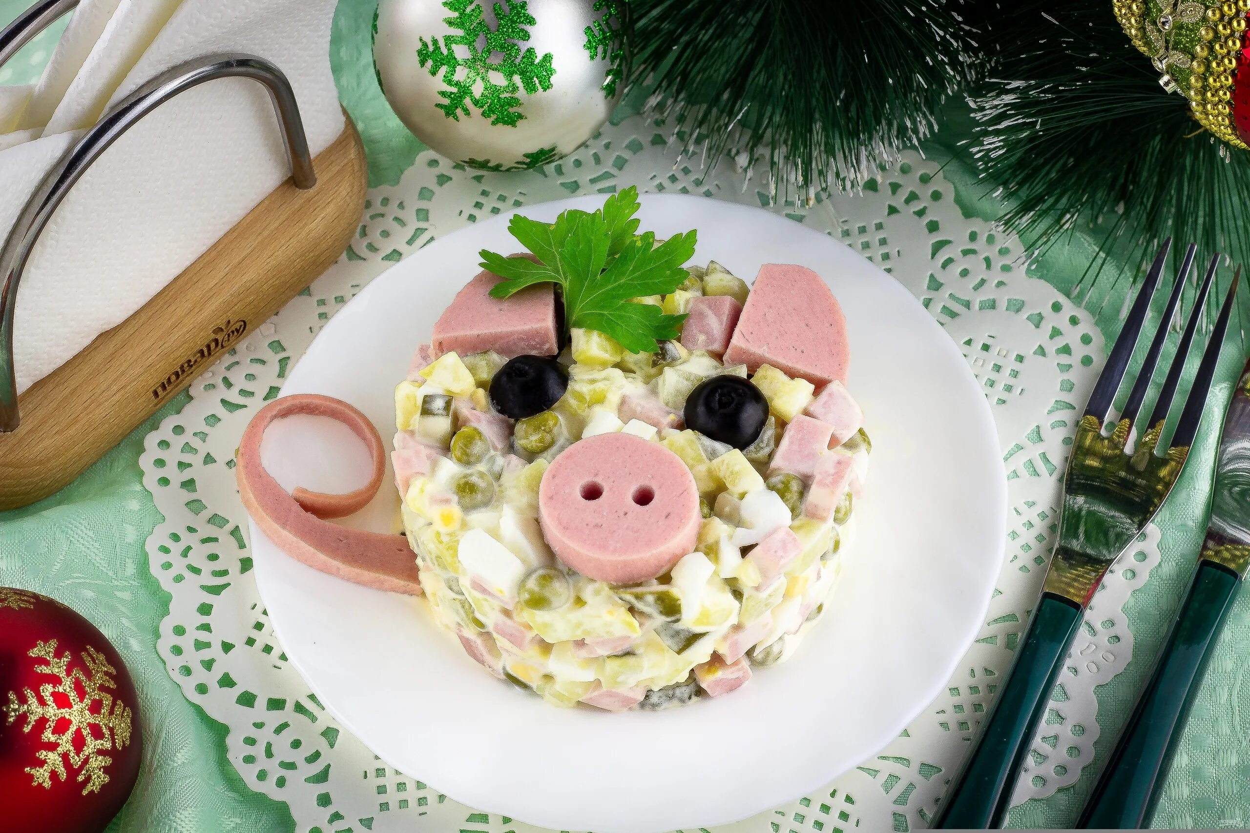 Рецепты 2024 года. Оливье 2019. Оливье новый год. Красивая подача салатов на новый год. Новогодние блюда Оливье.
