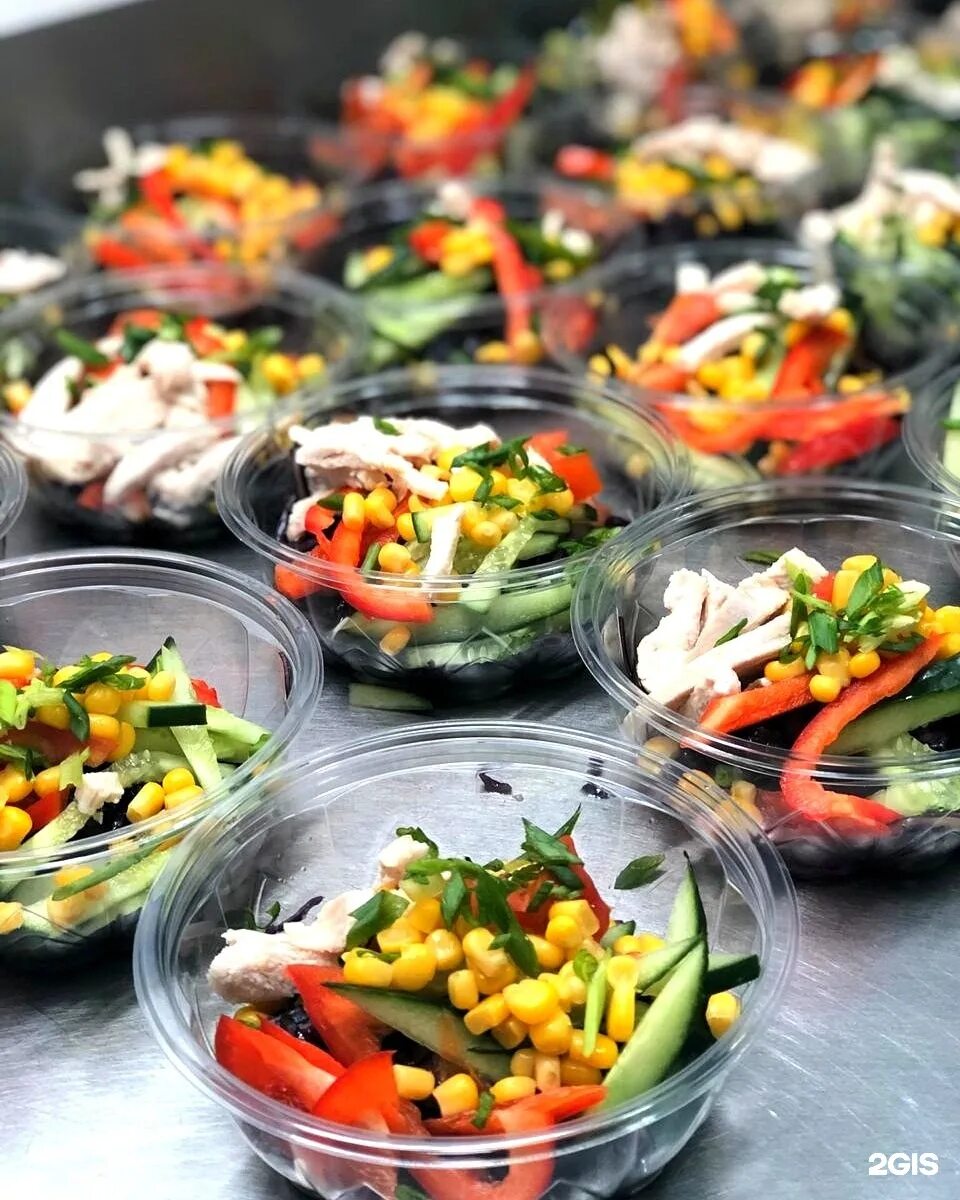 Гастроном салаты. Салат тоскана. Салат с рукколой и моцареллой и гранатом. Гастроном салаты. Гастроном салаты.