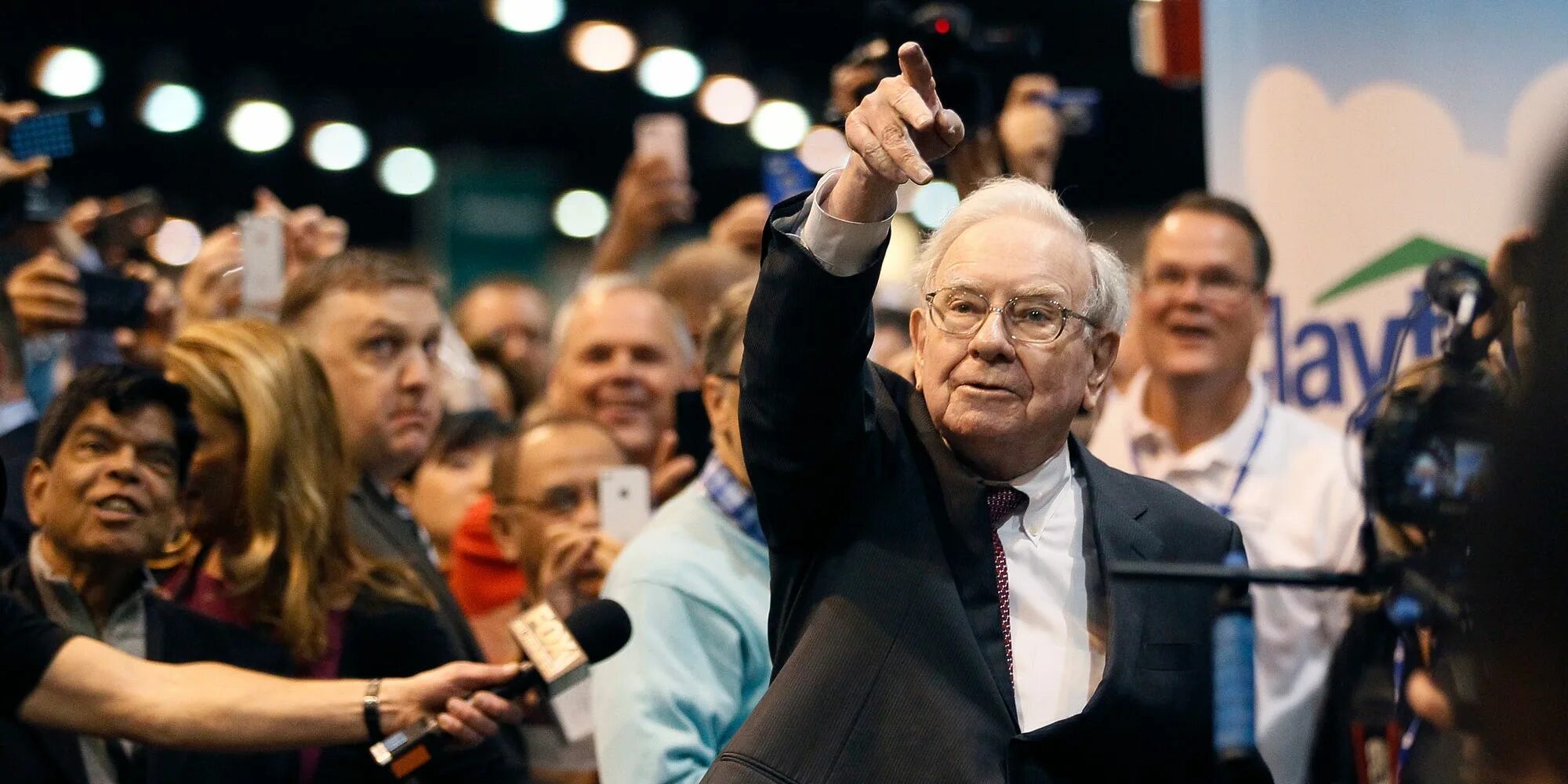 Известные магнаты. Бернард арно. Самый богатый человек мексики карлос слим. Warren buffett whispering. Джон пол гетти.