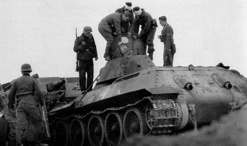 Танк таранит танк. Т-34 таранит немецкий танк. Танк таранит танк. Бт-7 1941. Трофейный бт 7.