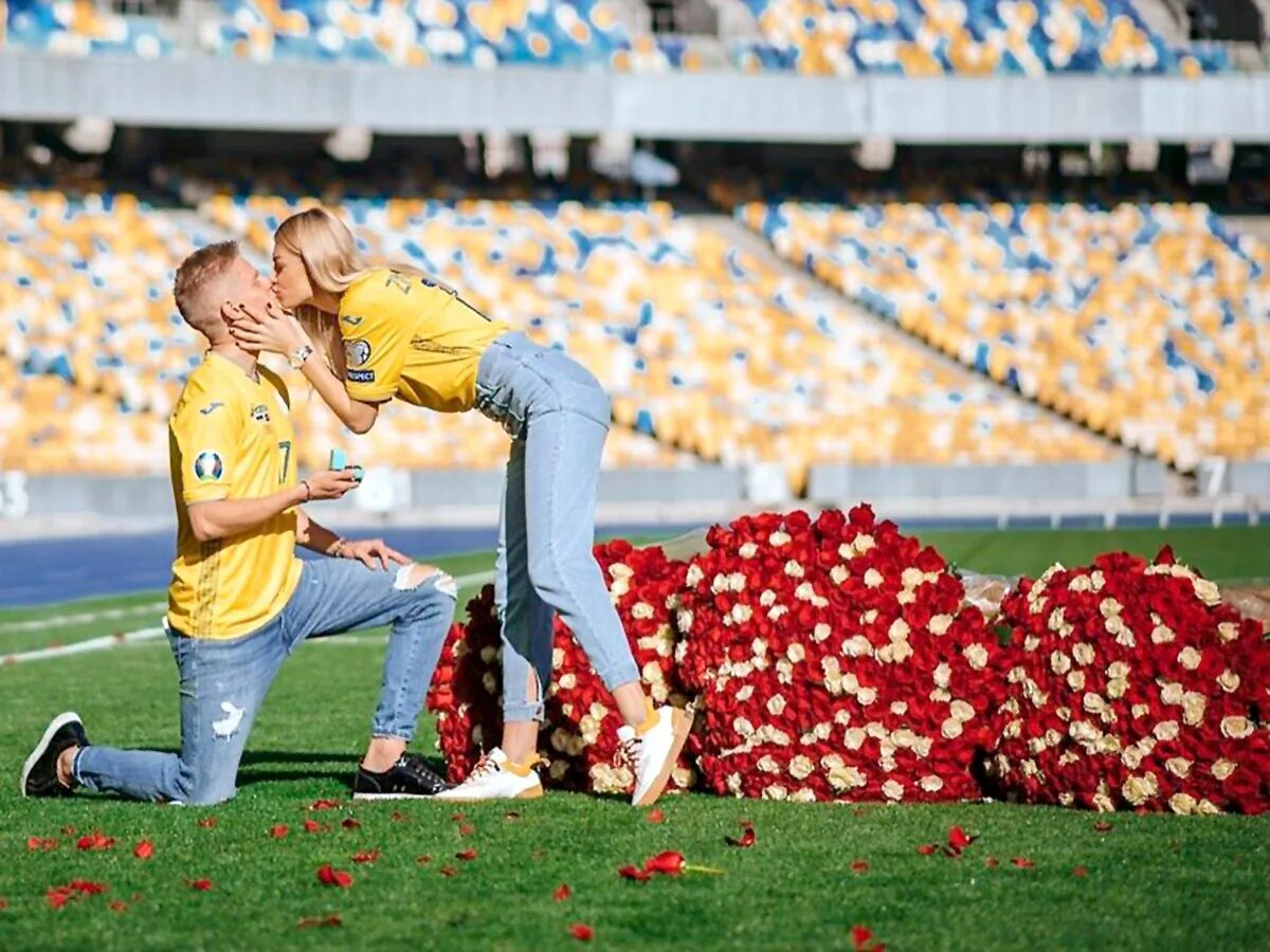 Фил и лена на футбольном поле. Пара на футбольном поле. Предложение руки и сердца на стадионе. Сделал предложение на футбольном поле. Сделал предложение на футбольном поле.