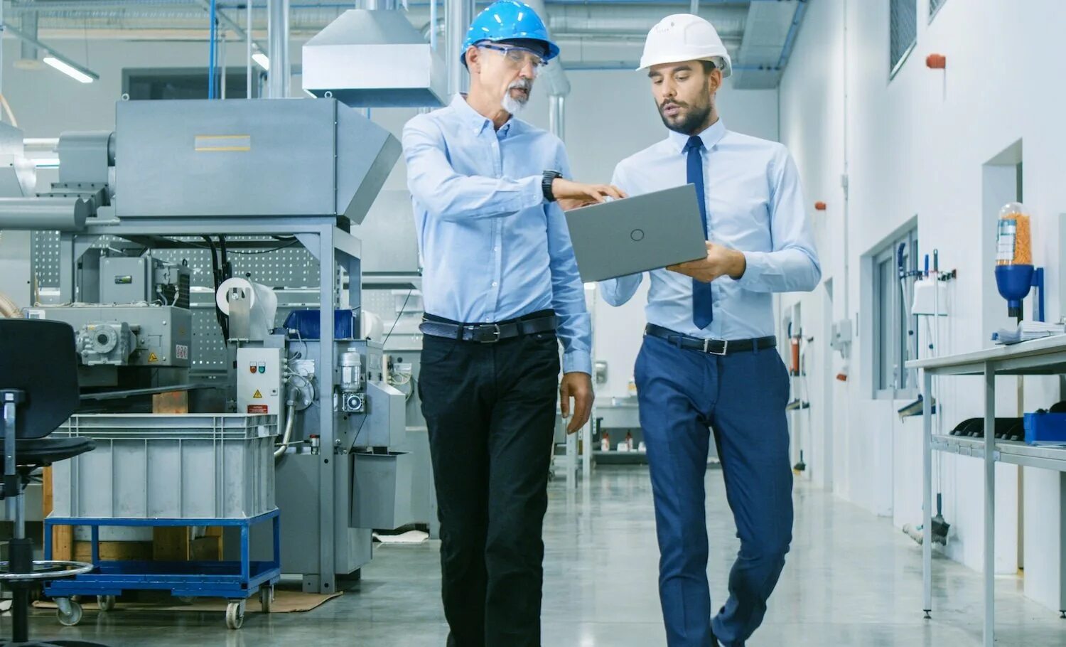 Manufacturing firms. Автомобильная промышленность великобритании. Промышленные роботы. Работник производства. Slt панель производство цех.