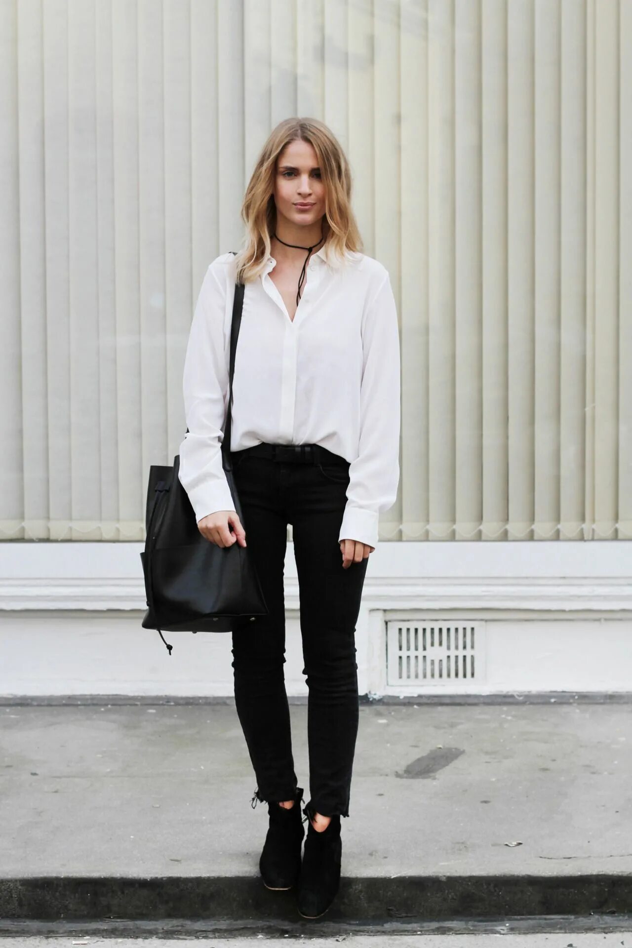Черные брюки белая блузка. Кожаные брюки с белой рубашкой. Белые брюки с черными ботинками. Белая блузка и кожаные брюки. Белые брюки с черными туфлями.