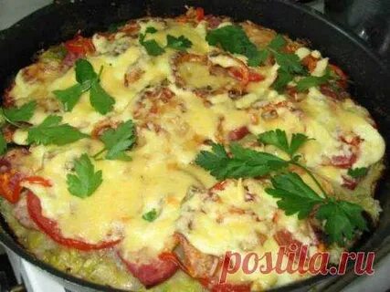Кабачки с сыром и колбасой на сковороде