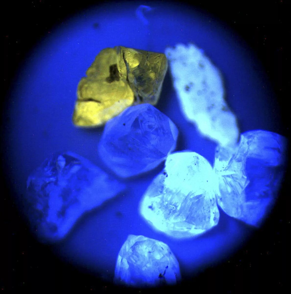 Флюоресценция бриллианта таблица. Кальцит флюоресценция. Свечение бриллианта. Флюоресценция бриллианта таблица. Люминесценция и фосфоресценция.