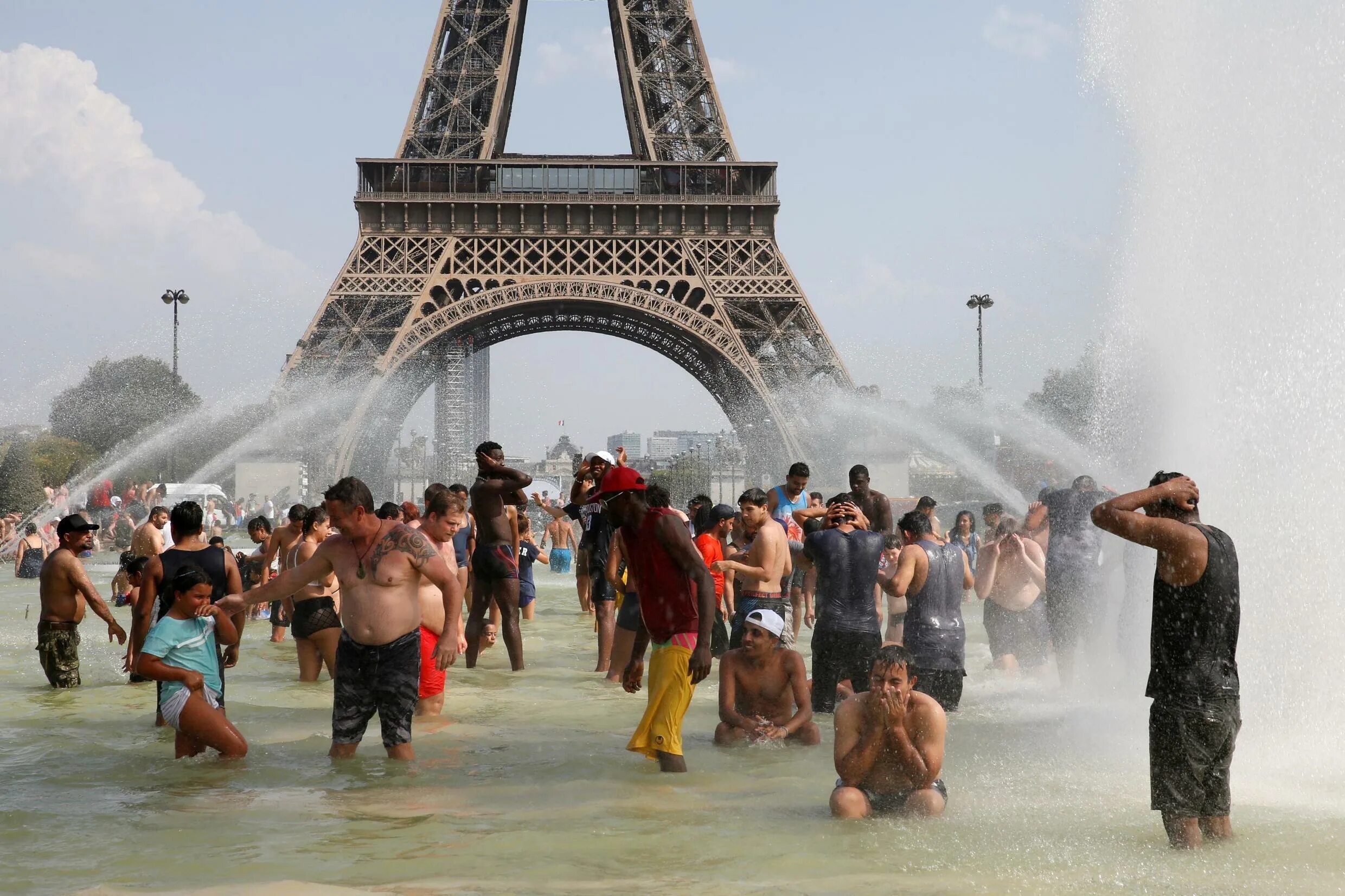 Самая жаркая страна в этом году. Аномальная жара в Европе 2003. Жара во Франции 2003. Аномальная жара во Франции 2003. 2003 Год. Жара в Европе.
