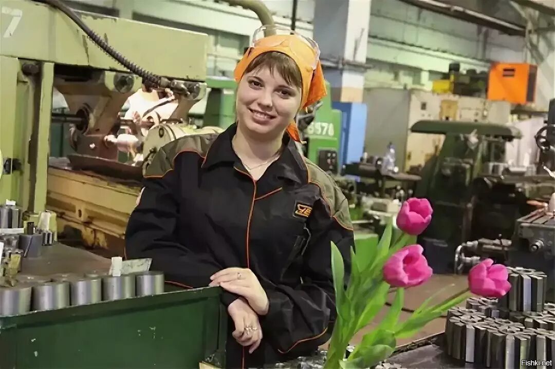 Девушка работает на заводе. Работница завода. женщина на заводе. женщина работница завода. женщина рабочий на заводе.