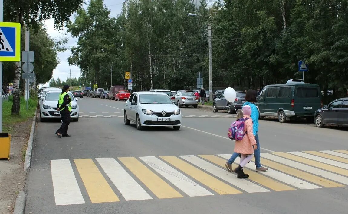 Пешеход. Пешеходный переход. Машина на пешеходном переходе. Пешеходные дороги. Велосипед пешеходный переход штраф