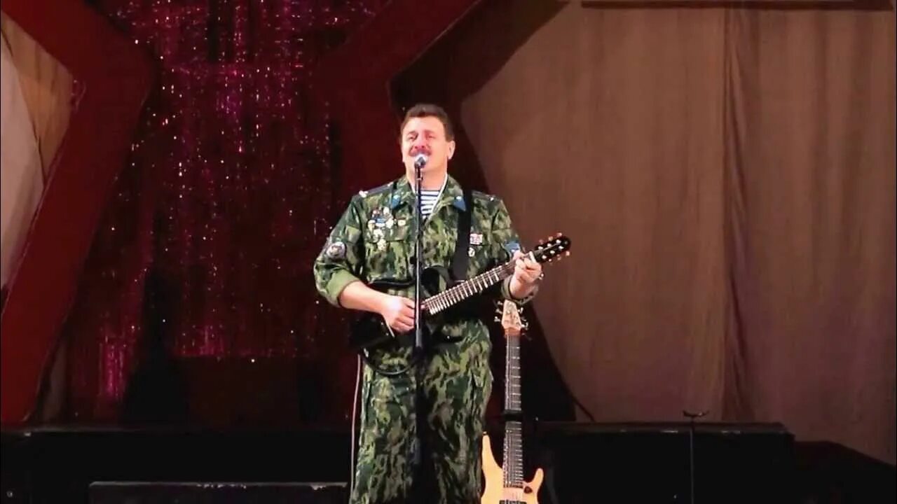 Голубые береты папа. Берет голубой. Голубые береты папа. Голубые береты папа. Дочка с папой говорит у портрета стоя слушать.