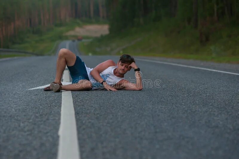 Девушка лежит на дороге. Человек валяется на дороге. Парень валяется на дороге.