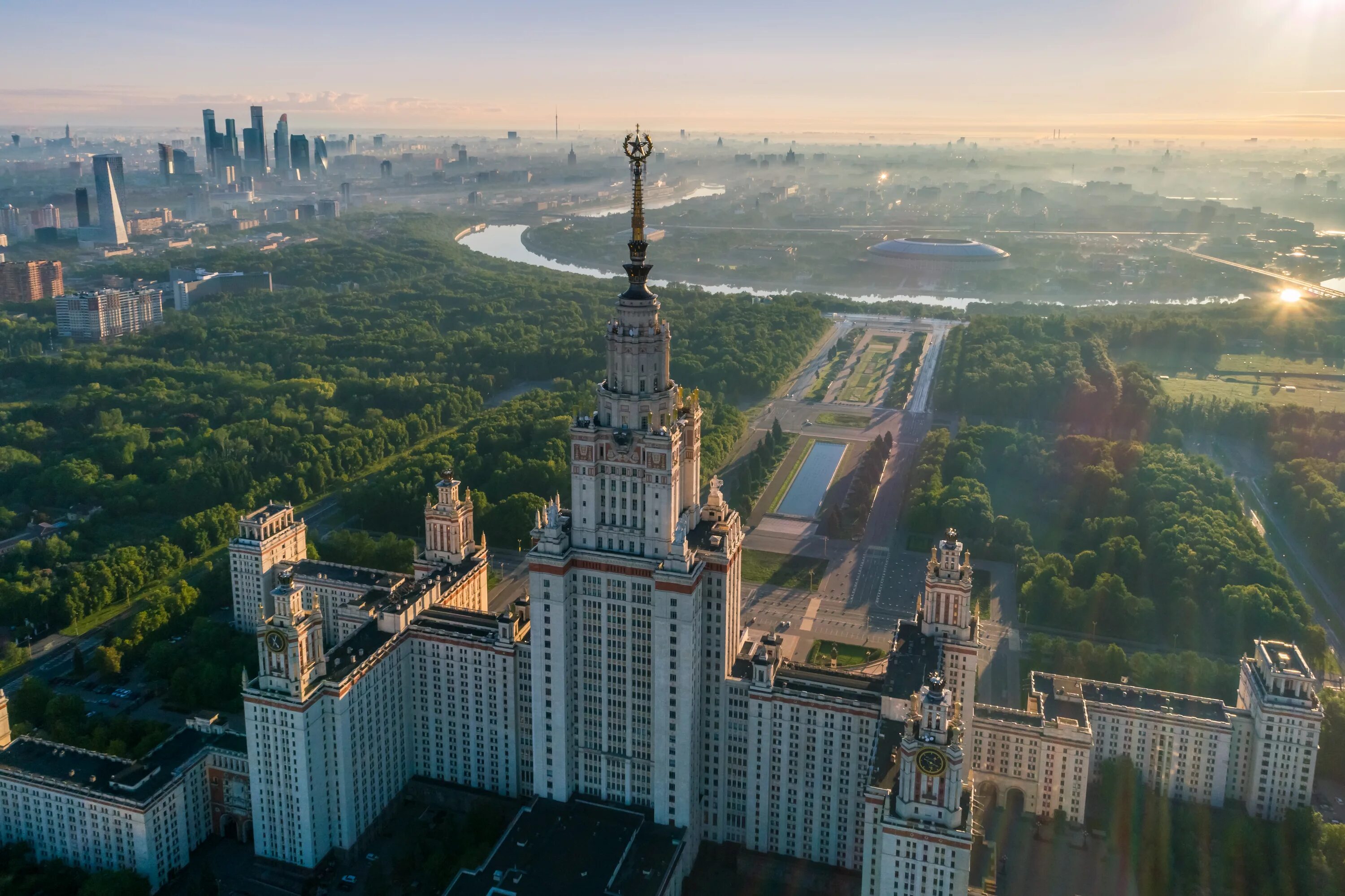 Карьеры мгу. МГУ Воробьевы горы. Сталинские высотки МГУ. Смотровая площадка МГУ Воробьевы горы. Главное здание МГУ на Воробьевых горах.