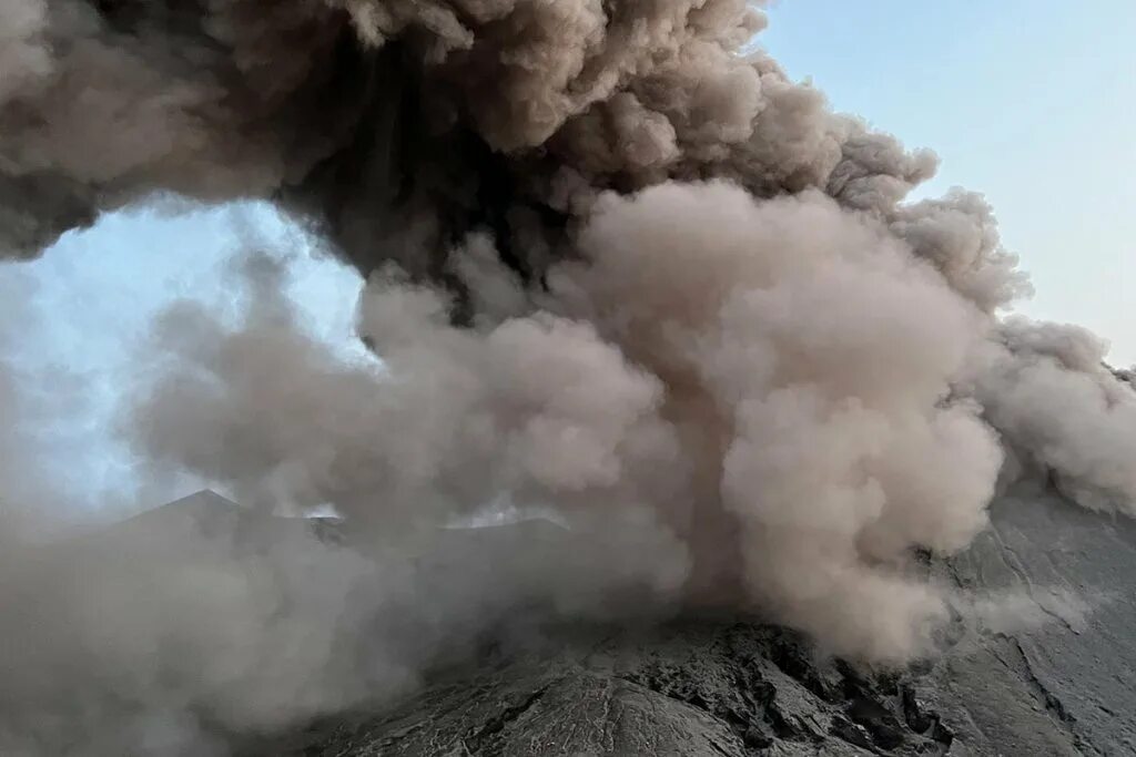 Ла пальма испания вулкан. Извержение вулкана кумбре-вьеха 2021. Извержение йеллоустоуна вулкана. Вулкан этна извержение 2022. Прическа вулкан.