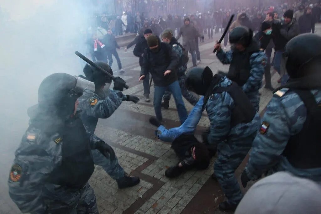 Омон драки. Массовые беспорядки в Москве. Беспорядки драки в Москве.